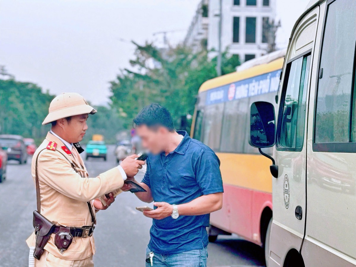 Siết chặt kiểm tra xe kinh doanh vận tải, bảo đảm an toàn giao thông cuối năm Siết chặt kiểm tra xe kinh doanh vận tải, bảo đảm an toàn giao thông cuối năm