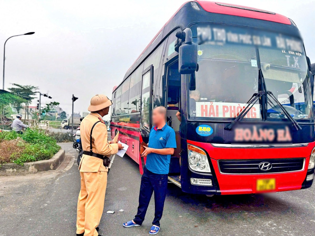 Siết chặt kiểm tra xe kinh doanh vận tải, bảo đảm an toàn giao thông cuối năm Siết chặt kiểm tra xe kinh doanh vận tải, bảo đảm an toàn giao thông cuối năm