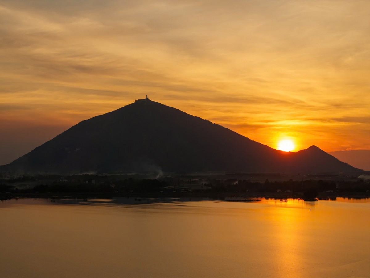 Giới trẻ đổ về núi Bà Đen, Tây Ninh “săn” hoàng hôn Giới trẻ đổ về núi Bà Đen, Tây Ninh “săn” hoàng hôn