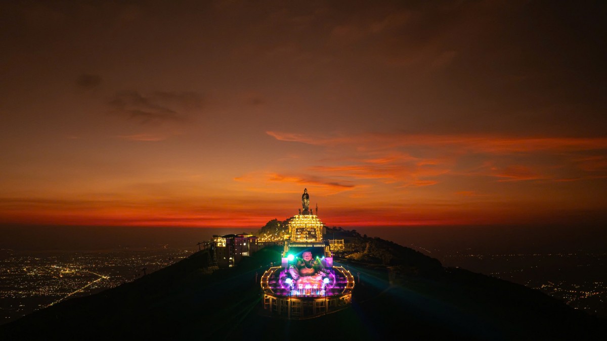 Giới trẻ đổ về núi Bà Đen, Tây Ninh “săn” hoàng hôn Giới trẻ đổ về núi Bà Đen, Tây Ninh “săn” hoàng hôn