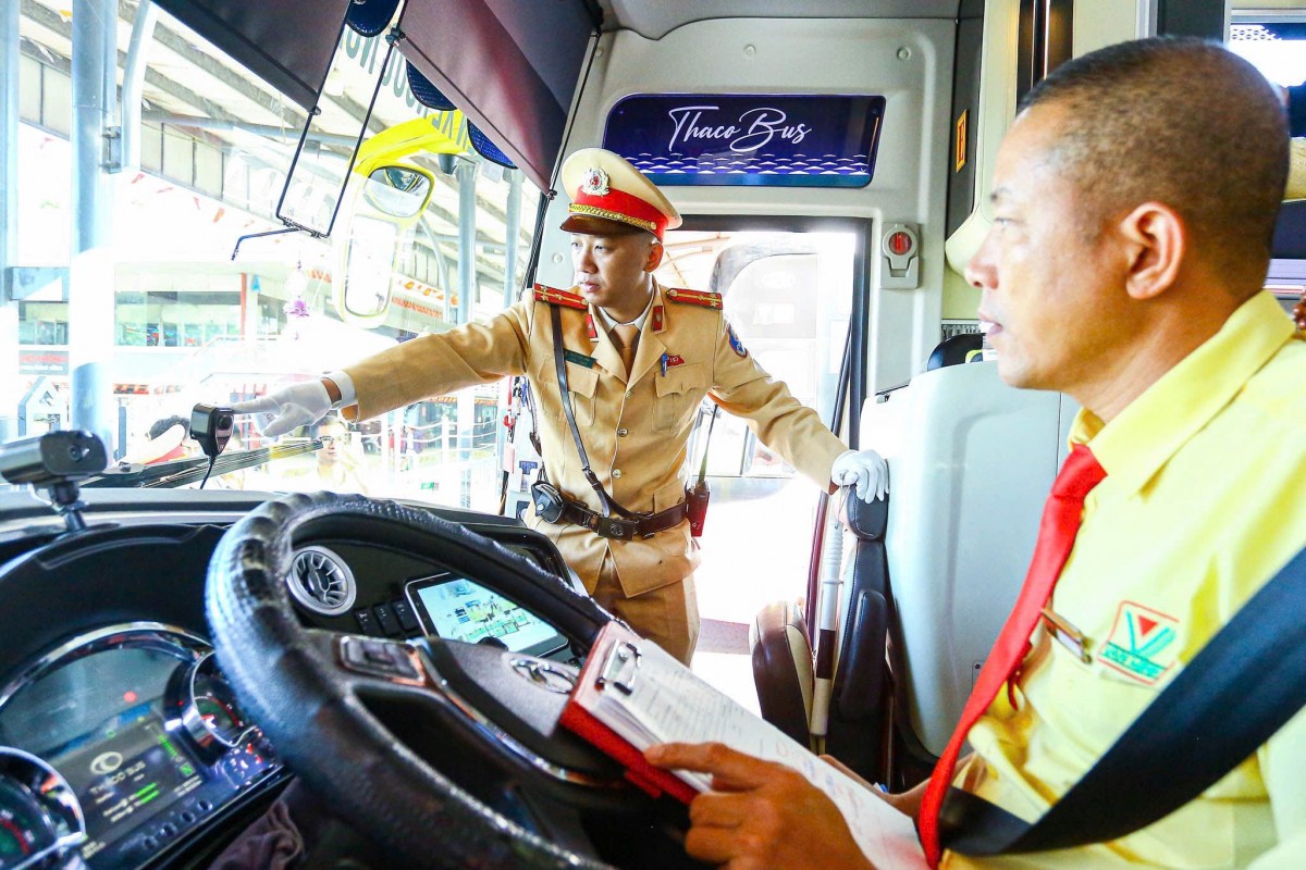 Siết chặt kiểm tra xe kinh doanh vận tải, bảo đảm an toàn giao thông cuối năm Siết chặt kiểm tra xe kinh doanh vận tải, bảo đảm an toàn giao thông cuối năm