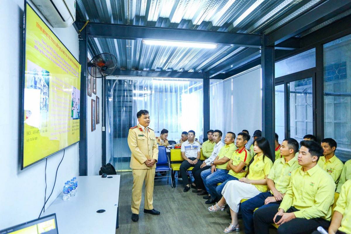 Siết chặt kiểm tra xe kinh doanh vận tải, bảo đảm an toàn giao thông cuối năm Siết chặt kiểm tra xe kinh doanh vận tải, bảo đảm an toàn giao thông cuối năm