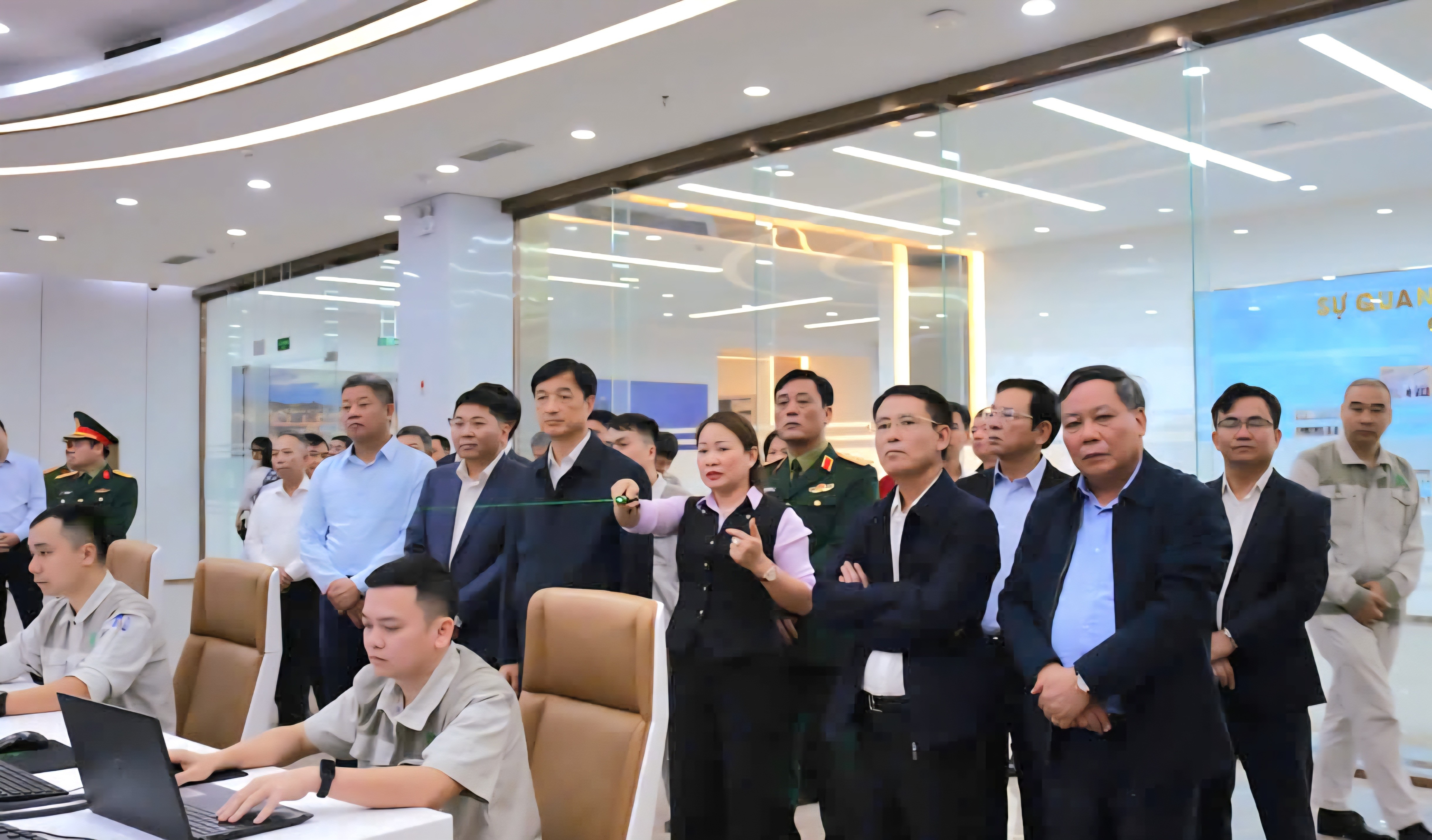 Quyết liệt triển khai các giải pháp; kiến tạo để phục vụ nhân dân, phục vụ xã hội Quyết liệt triển khai các giải pháp; kiến tạo để phục vụ nhân dân, phục vụ xã hội