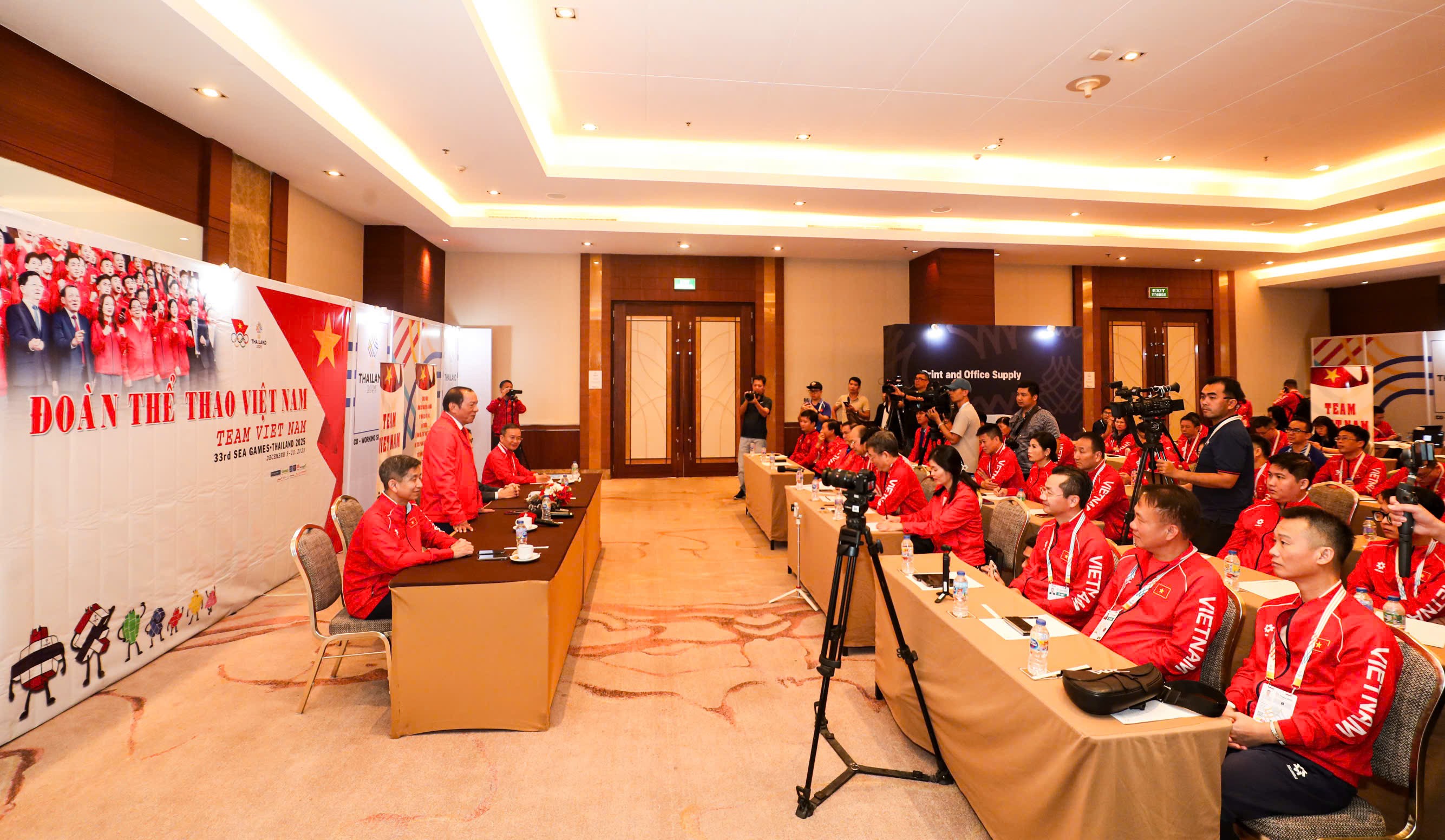 Bộ trưởng Bộ VHTTDL Nguyễn Văn Hùng thăm, động viên Đoàn Thể thao Việt Nam tại SEA Game 33