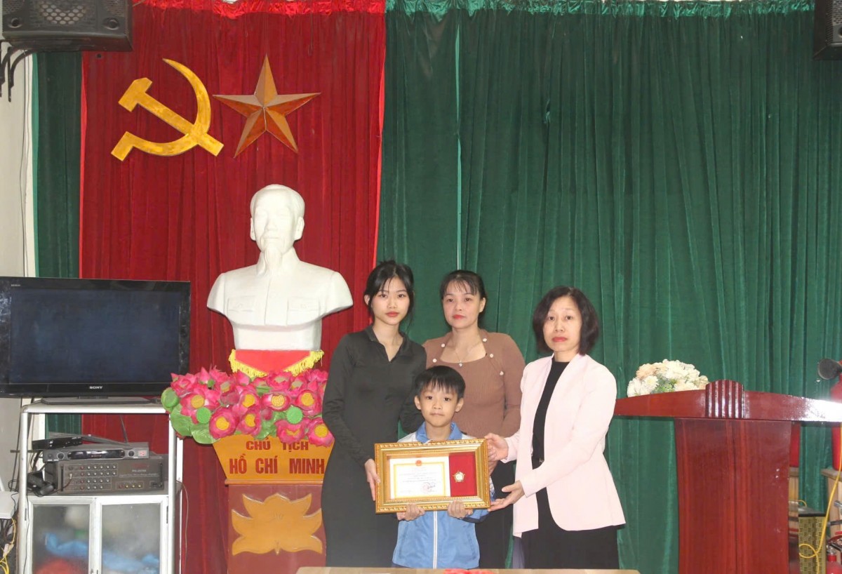 Truy tặng Kỷ niệm chương cho người hiến tạng cứu sống 4 bệnh nhân Truy tặng Kỷ niệm chương cho người hiến tạng cứu sống 4 bệnh nhân