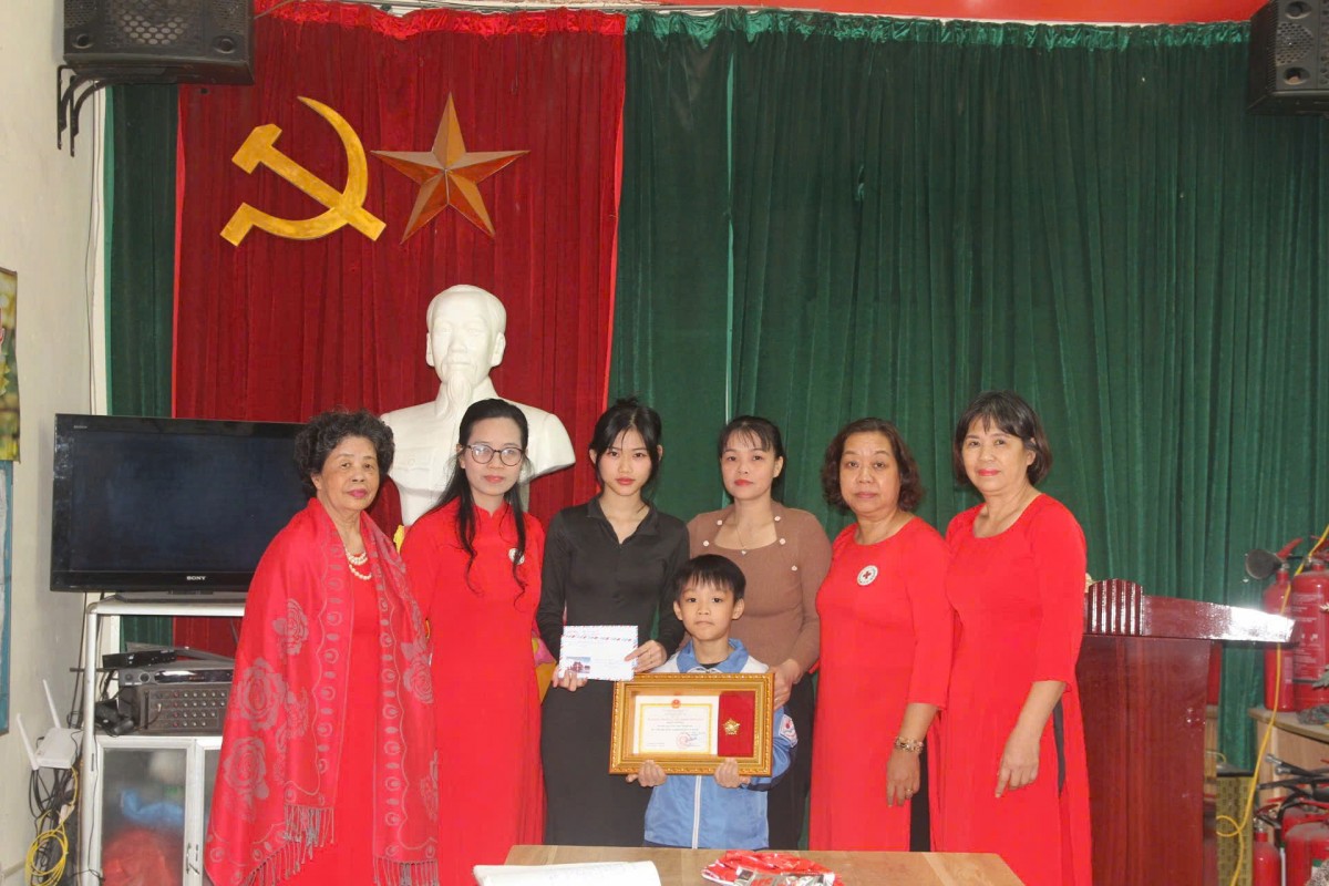 Truy tặng Kỷ niệm chương cho người hiến tạng cứu sống 4 bệnh nhân Truy tặng Kỷ niệm chương cho người hiến tạng cứu sống 4 bệnh nhân