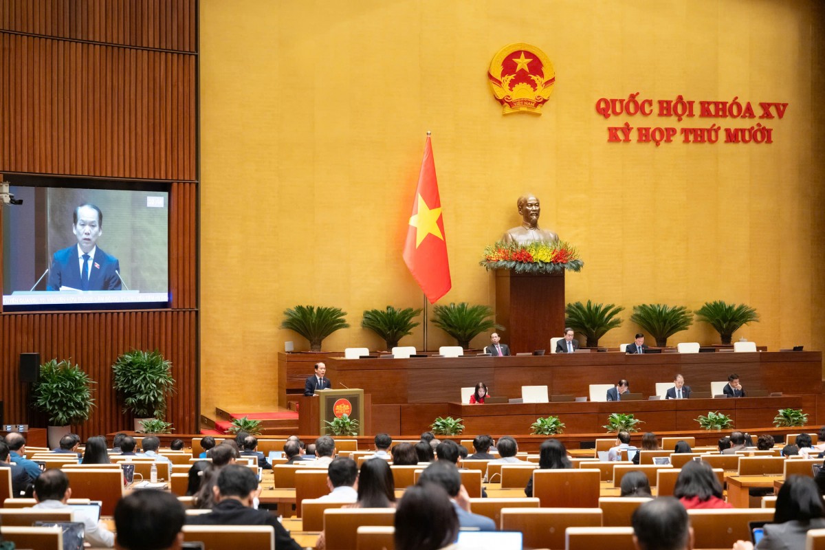 Chủ nhiệm Ủy ban Pháp luật và Tư pháp của Quốc hội Hoàng Thanh Tùng báo cáo thẩm tra. (Ảnh: QH) Chủ nhiệm Ủy ban Pháp luật và Tư pháp của Quốc hội Hoàng Thanh Tùng báo cáo thẩm tra. (Ảnh: QH)