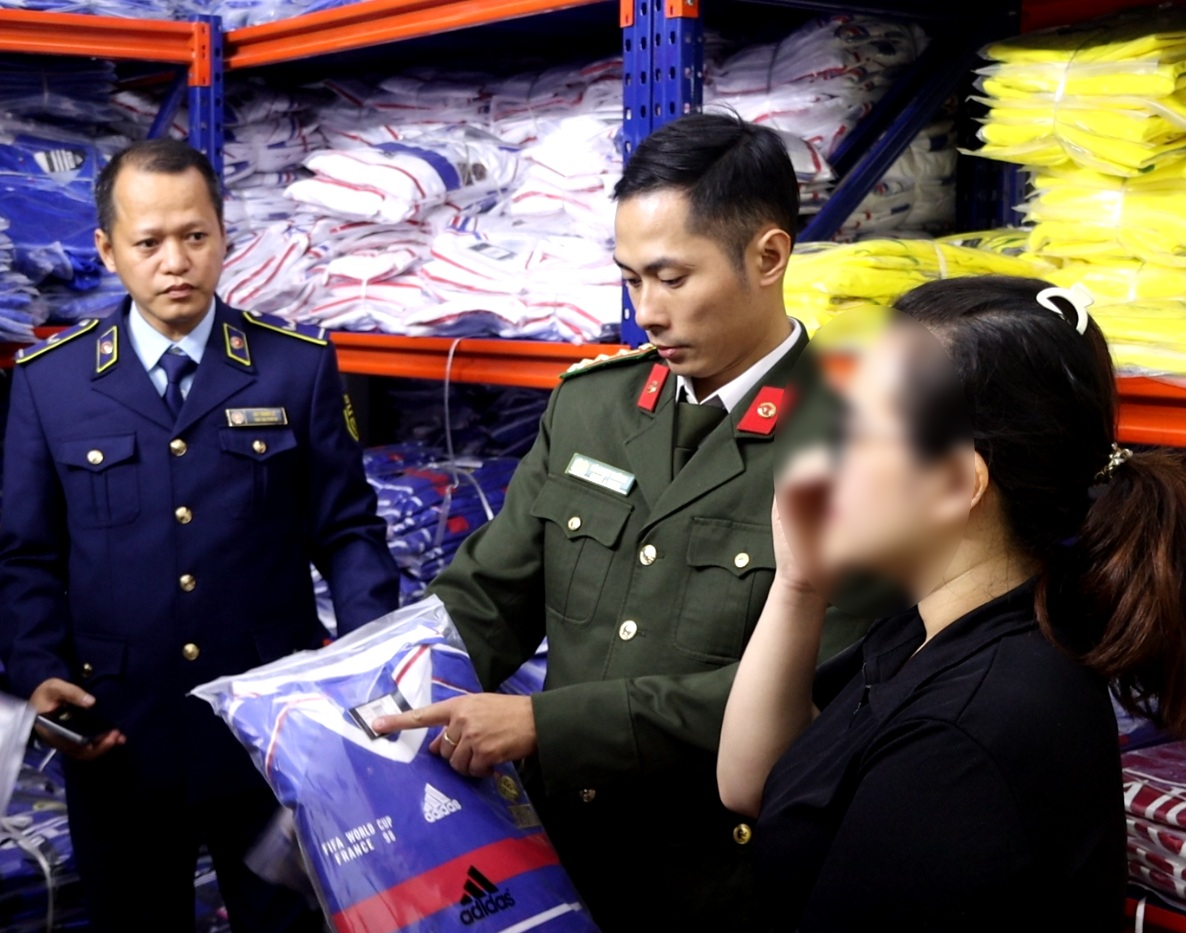 Hà Nội: Tạm giữ gần 6.500 bộ quần áo có dấu hiệu giả nhãn hiệu Adidas, Puma, Nike