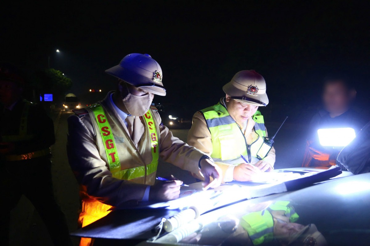 CSGT Hà Nội tăng cường kiểm soát, hơn 1.000 xe tải vi phạm quá tải bị xử lý CSGT Hà Nội tăng cường kiểm soát, hơn 1.000 xe tải vi phạm bị xử lý