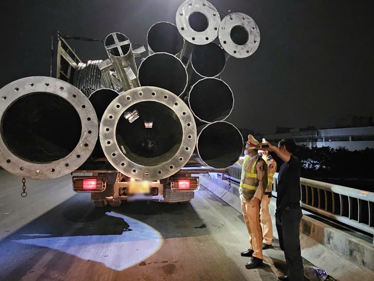 CSGT Hà Nội tăng cường kiểm soát, hơn 1.000 xe tải vi phạm quá tải bị xử lý CSGT Hà Nội tăng cường kiểm soát, hơn 1.000 xe tải vi phạm bị xử lý