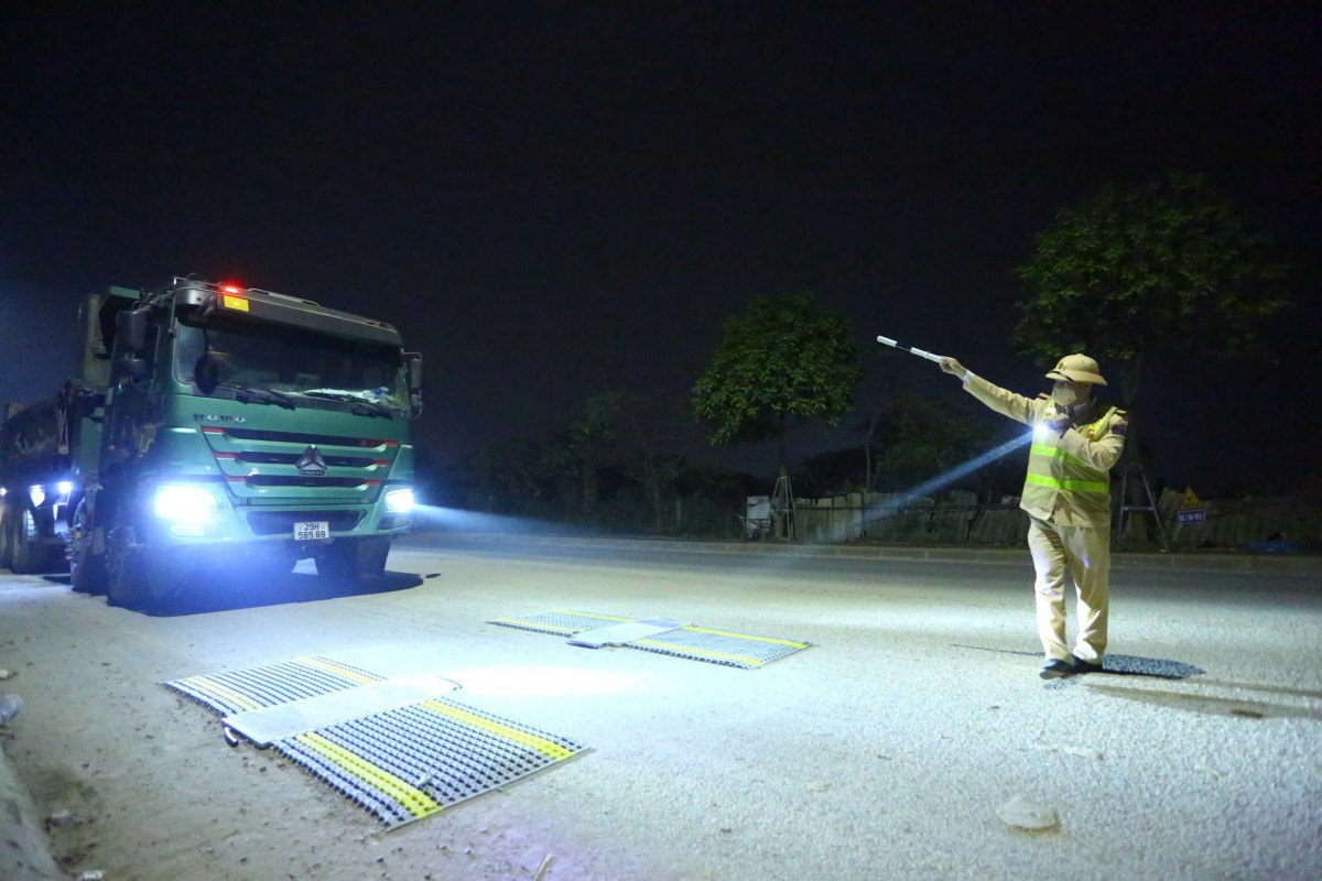 CSGT Hà Nội tăng cường kiểm soát, hơn 1.000 xe tải vi phạm quá tải bị xử lý CSGT Hà Nội tăng cường kiểm soát, hơn 1.000 xe tải vi phạm bị xử lý