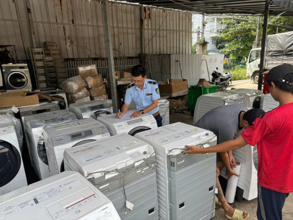 Phát hiện kho máy giặt, điều hòa không khí lớn thuộc diện cấm nhập khẩu