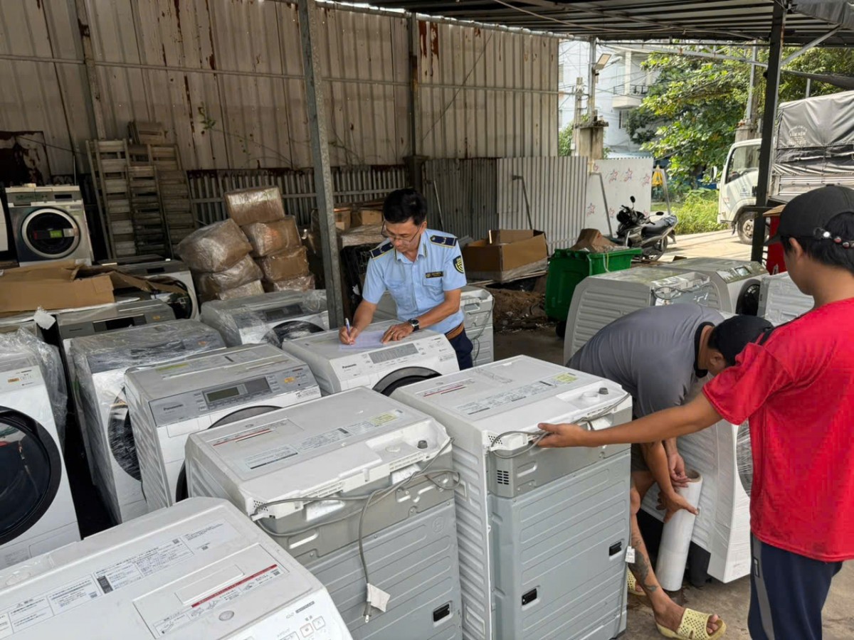 Phát hiện kho máy giặt, điều hòa không khí lớn thuộc diện cấm nhập khẩu