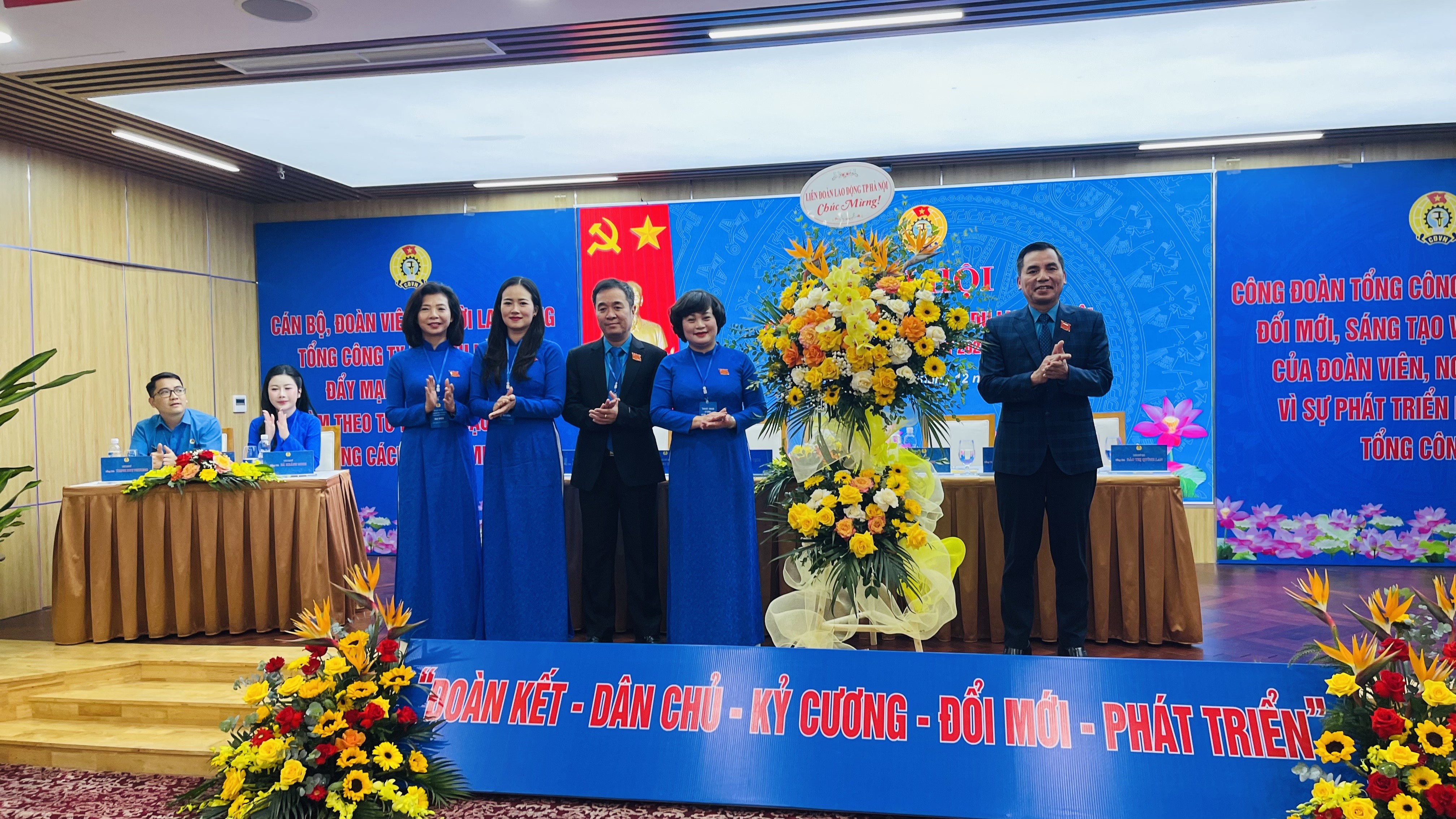 Đại hội Công đoàn Tổng Công ty Du lịch Hà Nội Đồng chí Phạm Thị Thu Huyền tiếp tục giữ chức Chủ tịch Công đoàn Tổng Công ty Du lịch Hà Nội