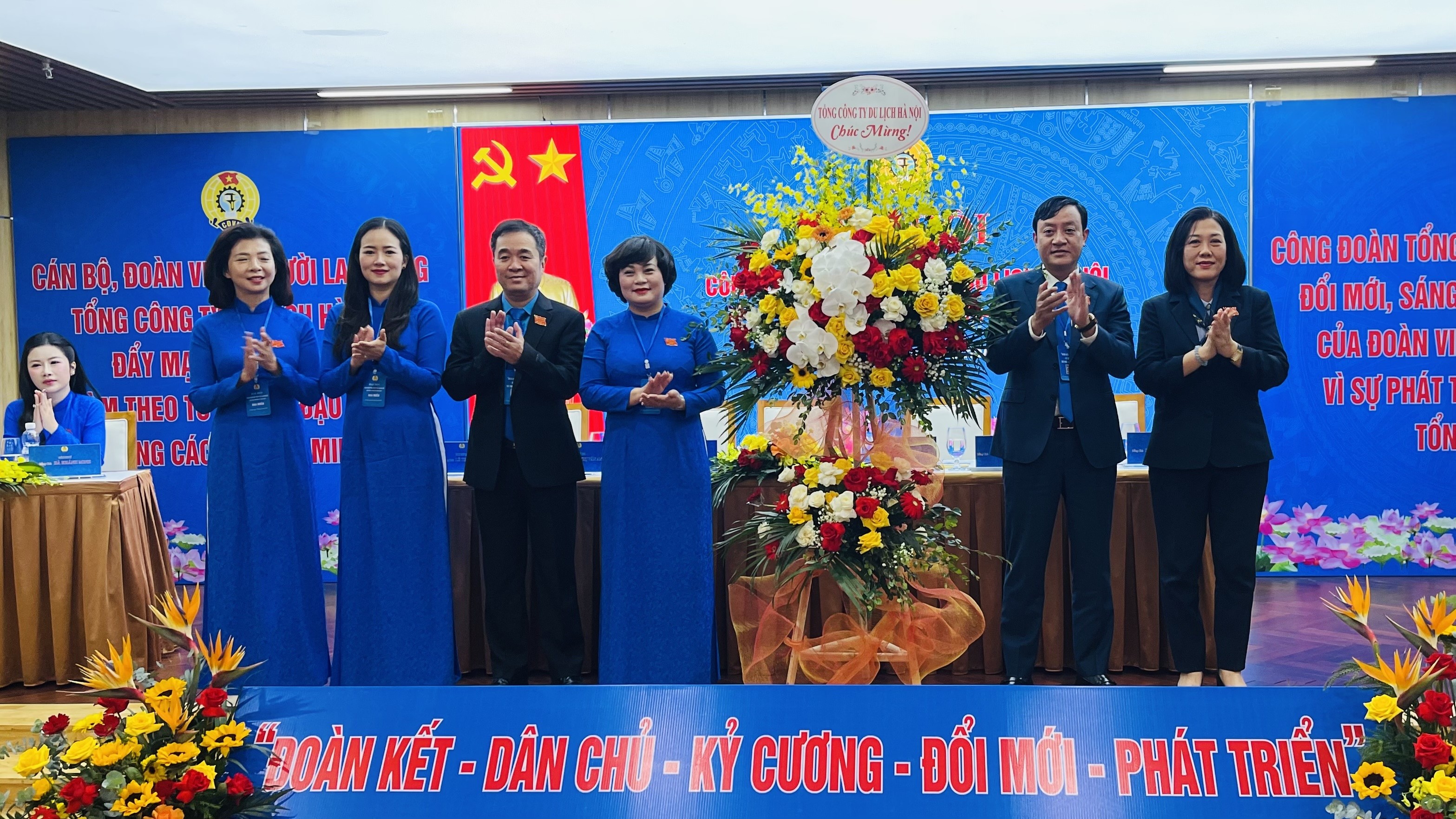 Đại hội Công đoàn Tổng Công ty Du lịch Hà Nội Đồng chí Phạm Thị Thu Huyền tiếp tục giữ chức Chủ tịch Công đoàn Tổng Công ty Du lịch Hà Nội