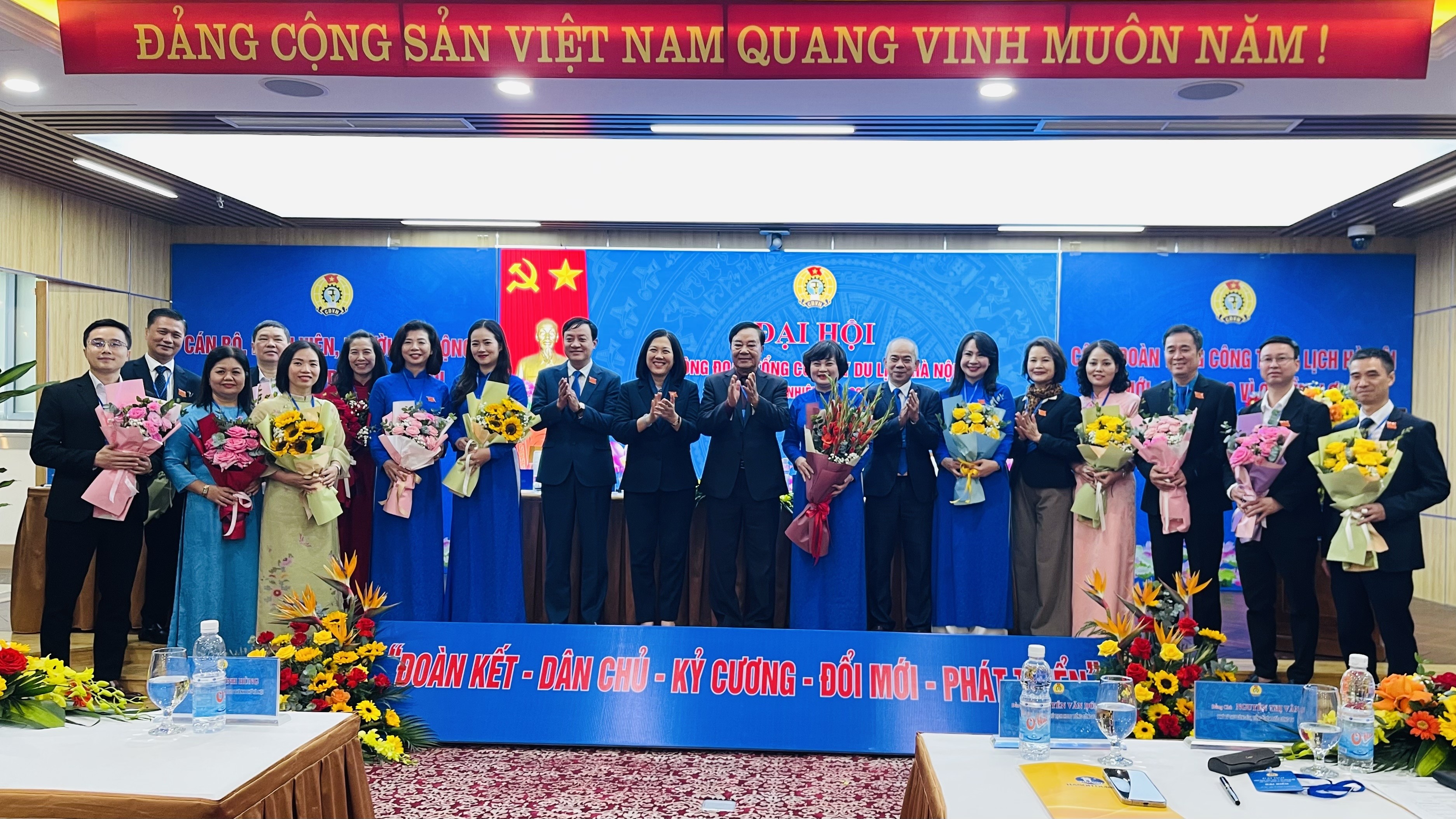 Đại hội Công đoàn Tổng Công ty Du lịch Hà Nội Đồng chí Phạm Thị Thu Huyền tiếp tục giữ chức Chủ tịch Công đoàn Tổng Công ty Du lịch Hà Nội