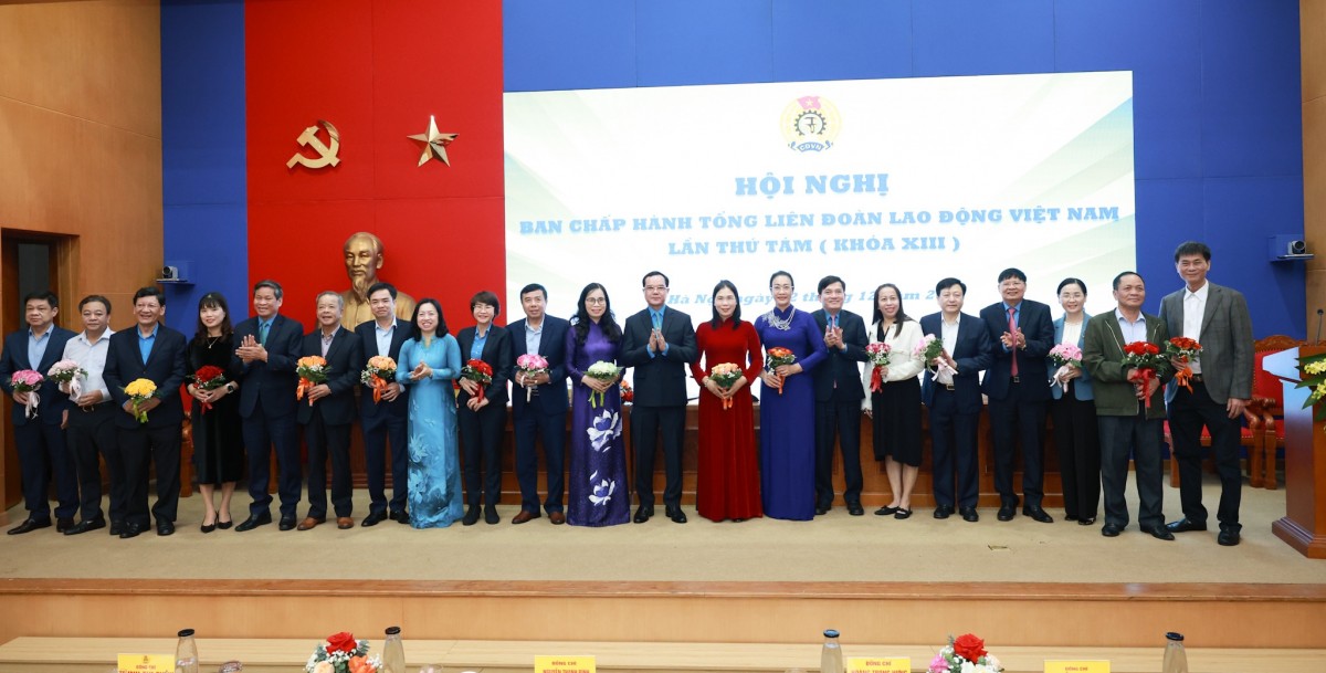 Hai cán bộ Công đoàn vinh dự được trao tặng Huân chương Lao động hạng Nhì Hai cán bộ Công đoàn vinh dự được trao tặng Huân chương Lao động hạng Nhì