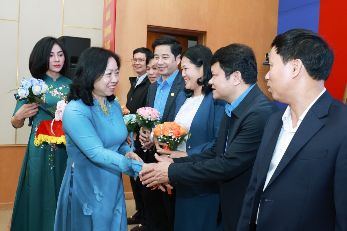 Hai cán bộ Công đoàn vinh dự được trao tặng Huân chương Lao động hạng Nhì Hai cán bộ Công đoàn vinh dự được trao tặng Huân chương Lao động hạng Nhì