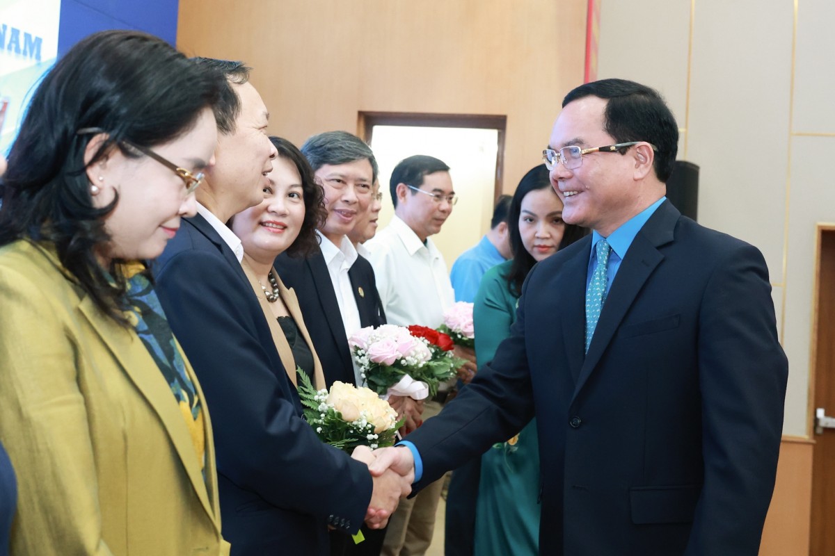 Hai cán bộ Công đoàn vinh dự được trao tặng Huân chương Lao động hạng Nhì Hai cán bộ Công đoàn vinh dự được trao tặng Huân chương Lao động hạng Nhì