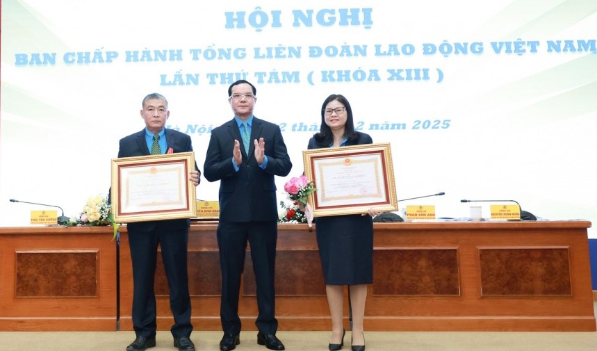 Hai cán bộ Công đoàn vinh dự được trao tặng Huân chương Lao động hạng Nhì