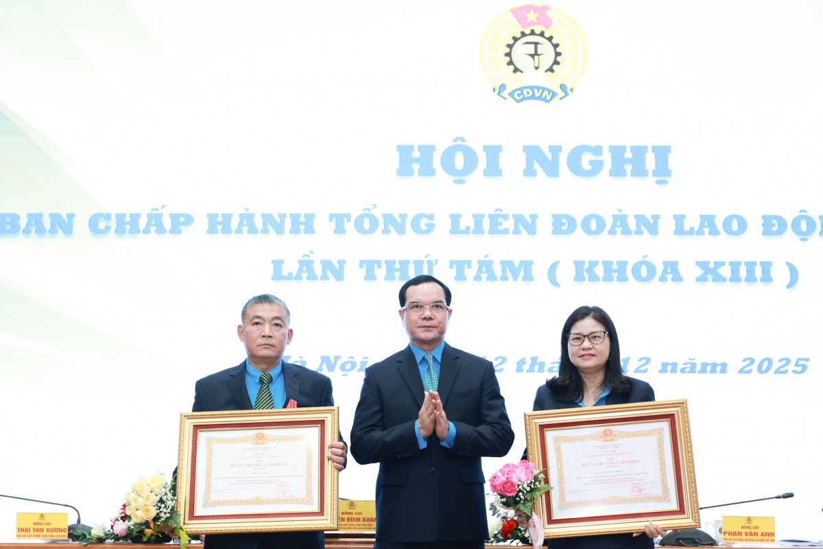 Hai cán bộ Công đoàn vinh dự được trao tặng Huân chương Lao động hạng Nhì Hai cán bộ Công đoàn vinh dự được trao tặng Huân chương Lao động hạng Nhì