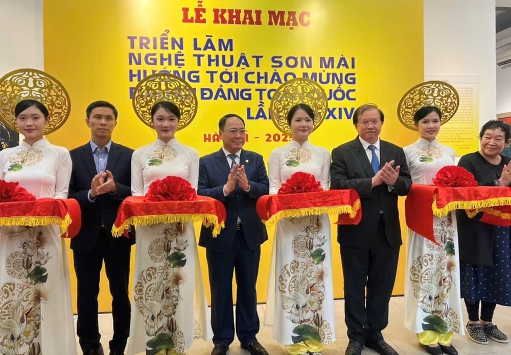 Triển lãm nghệ thuật sơn mài chào mừng Đại hội Đảng toàn quốc lần thứ XIV