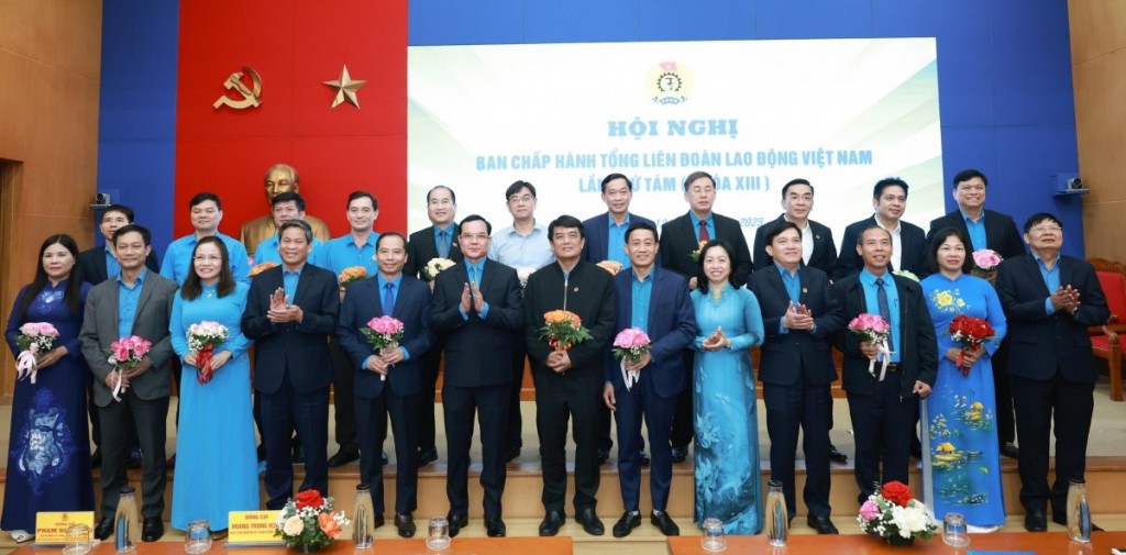 Chủ tịch LĐLĐ thành phố Hà Nội Nguyễn Văn Thắng được bầu vào Đoàn Chủ tịch Tổng LĐLĐ Việt Nam