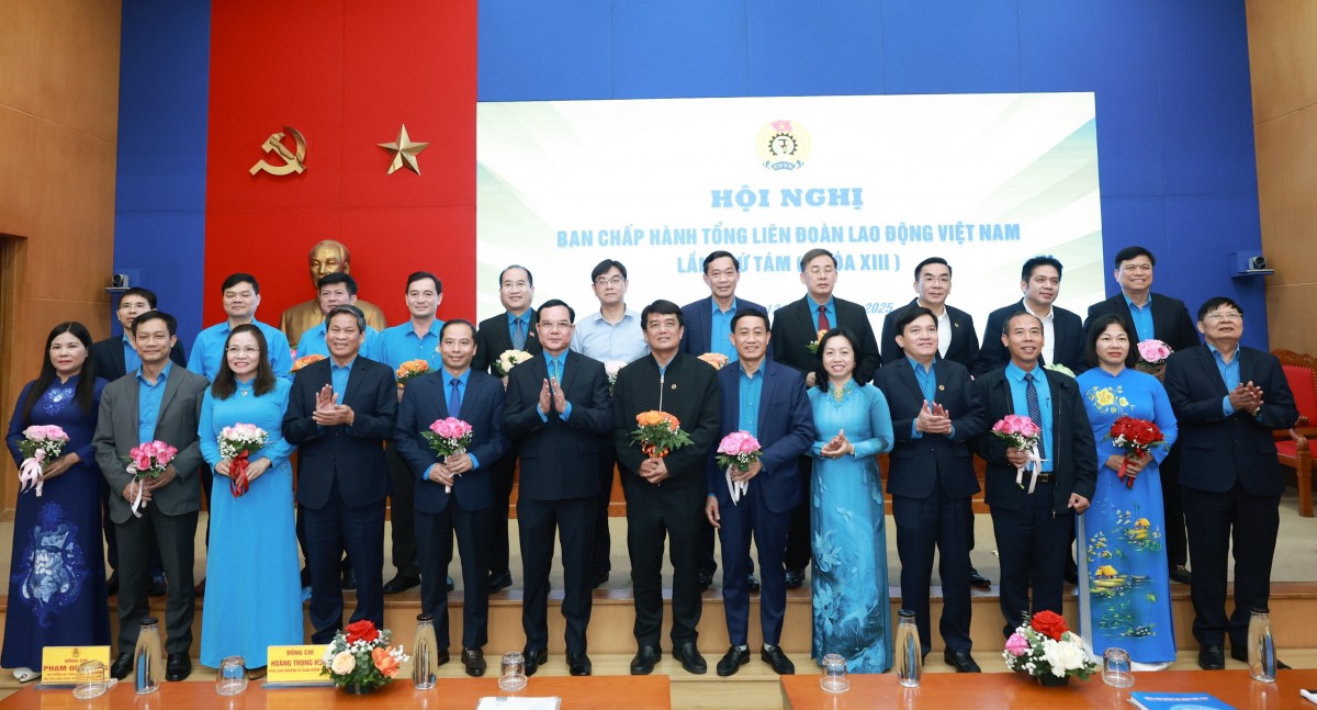 Chủ tịch LĐLĐ thành phố Hà Nội Nguyễn Văn Thắng được bầu vào Đoàn Chủ tịch Tổng LĐLĐ Việt Nam Chủ tịch LĐLĐ thành phố Hà Nội Nguyễn Văn Thắng được bầu vào Đoàn Chủ tịch Tổng LĐLĐ Việt Nam