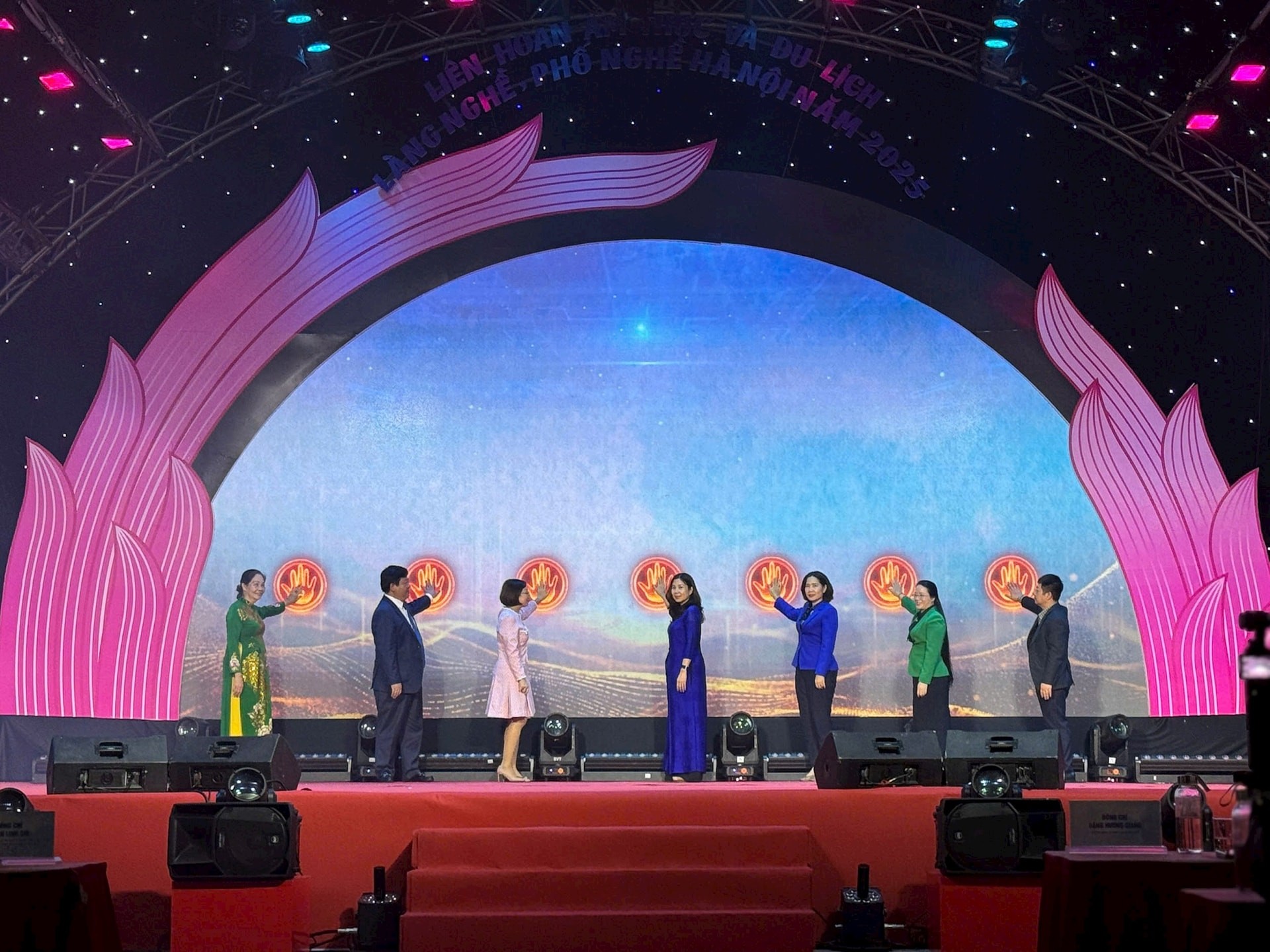 Khai mạc Liên hoan Ẩm thực và Du lịch làng nghề, phố nghề Hà Nội năm 2025 Khai mạc Liên hoan Ẩm thực và Du lịch làng nghề, phố nghề Hà Nội năm 2025