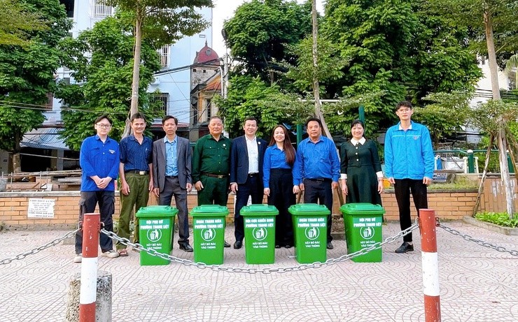 Ủy ban MTTQ và các đoàn thể chính trị – xã hội phường trao tặng 30 thùng rác cho Tổ dân phố Yên Xá Ủy ban MTTQ và các đoàn thể chính trị – xã hội phường trao tặng 30 thùng rác cho Tổ dân phố Yên Xá