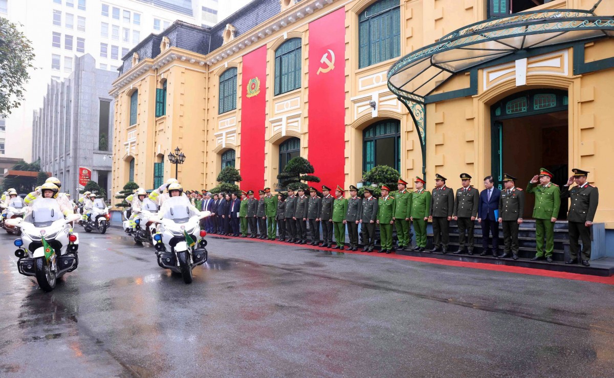 Công an Hà Nội mở đợt cao điểm tấn công, trấn áp tội phạm bảo vệ tuyệt đối Đại hội Đảng XIV và Tết Bính Ngọ Công an Hà Nội mở đợt cao điểm tấn công, trấn áp tội phạm bảo vệ tuyệt đối Đại hội Đảng XIV và Tết Bính Ngọ