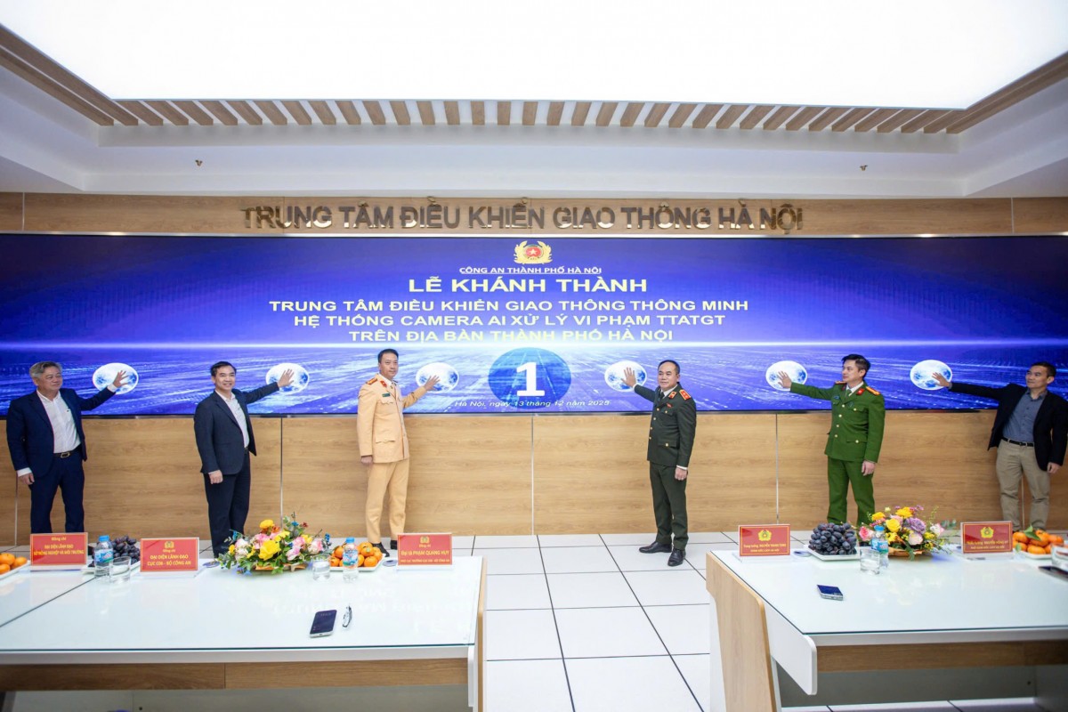 Công an Hà Nội mở đợt cao điểm tấn công, trấn áp tội phạm bảo vệ tuyệt đối Đại hội Đảng XIV và Tết Bính Ngọ Công an Hà Nội mở đợt cao điểm tấn công, trấn áp tội phạm bảo vệ tuyệt đối Đại hội Đảng XIV và Tết Bính Ngọ