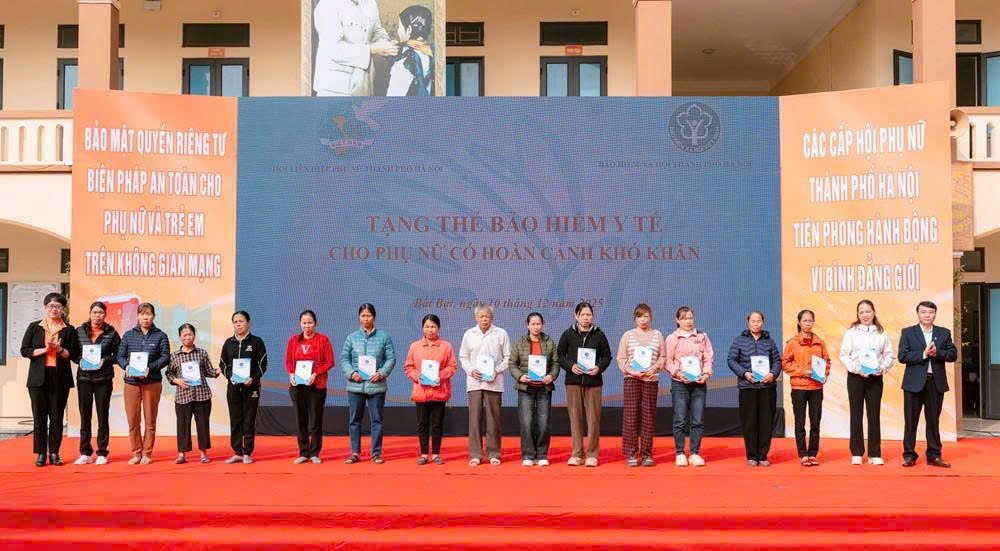 Lan tỏa yêu thương từ những tấm thẻ bảo hiểm y tế Lan tỏa yêu thương từ những tấm thẻ bảo hiểm y tế