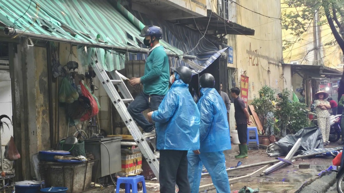 Hà Nội đồng loạt ra quân xử lý lấn chiếm vỉa hè, quyết chấm dứt tư duy “bắt cóc bỏ đĩa” Hà Nội đồng loạt ra quân xử lý lấn chiếm vỉa hè, quyết chấm dứt tư duy “bắt cóc bỏ đĩa”