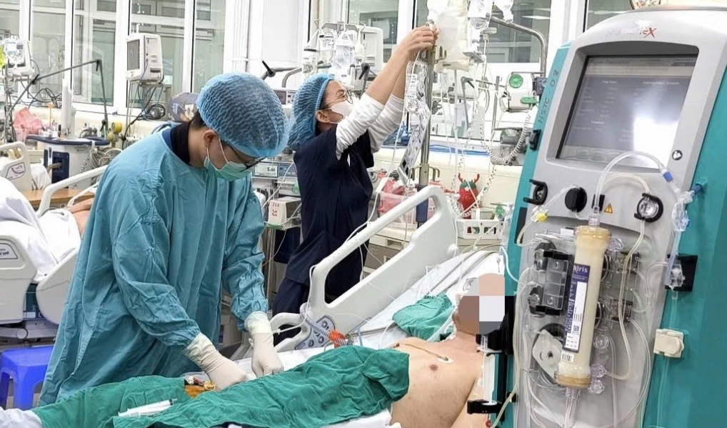 Cứu sống bệnh nhân Malaysia sốc nhiễm khuẩn, viêm phổi nặng trên nền suy tim