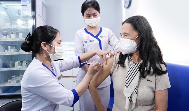 Giải pháp giảm nguy cơ biến chứng nặng ở người cao tuổi nhờ vắc xin RSV