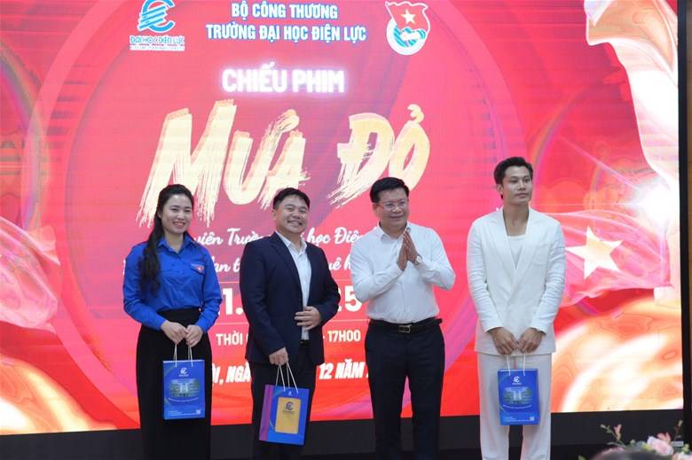 Sinh viên Trường Đại học Điện lực và hành trình lan tỏa tình yêu đất nước Sinh viên Trường Đại học Điện lực và hành trình lan tỏa tình yêu đất nước