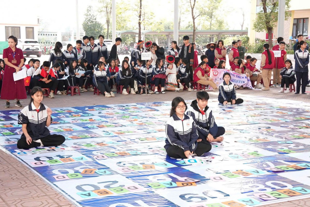 Học sinh hào hứng tham gia hội thi tìm hiểu kiến thức dân số, sức khỏe sinh sản Học sinh hào hứng tham gia hội thi tìm hiểu kiến thức dân số, sức khỏe sinh sản