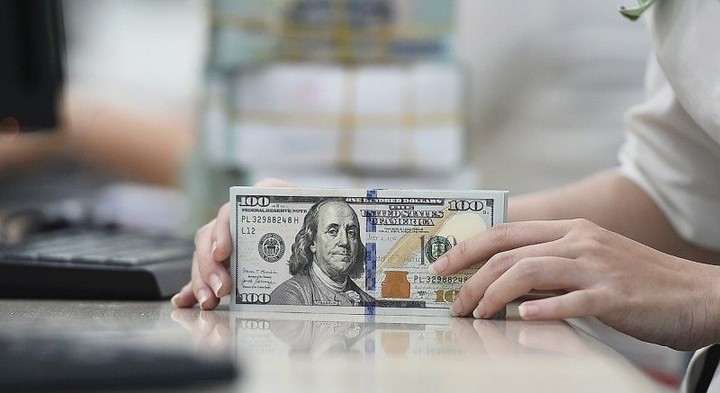 Tỷ giá USD hôm nay (17/1): Ngân hàng giảm nhẹ, thị trường tự do đi ngang