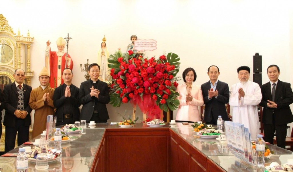 Chủ tịch Ủy ban MTTQ Việt Nam thành phố Hà Nội Bùi Huyền Mai chúc mừng Giáng sinh Giáo xứ Bằng Sở
