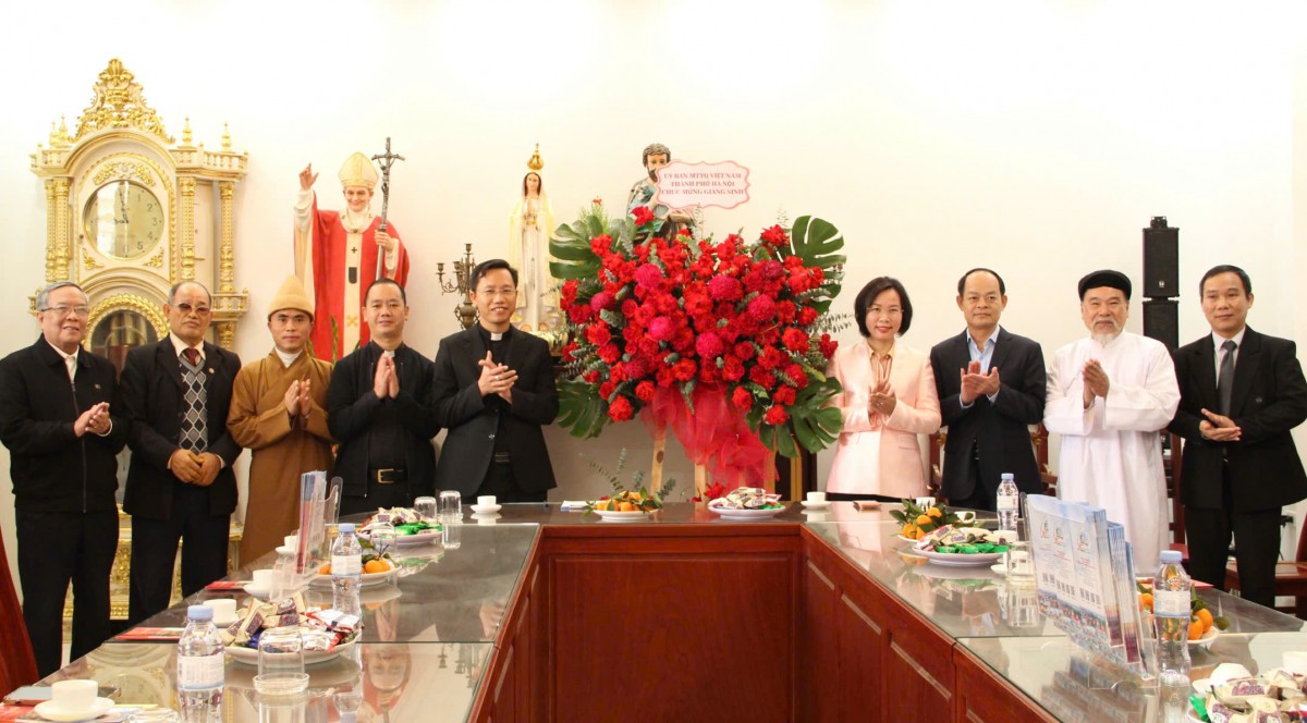 Chủ tịch Ủy ban MTTQ Việt Nam thành phố Hà Nội Bùi Huyền Mai chúc mừng Giáng sinh Giáo xứ Bằng Sở