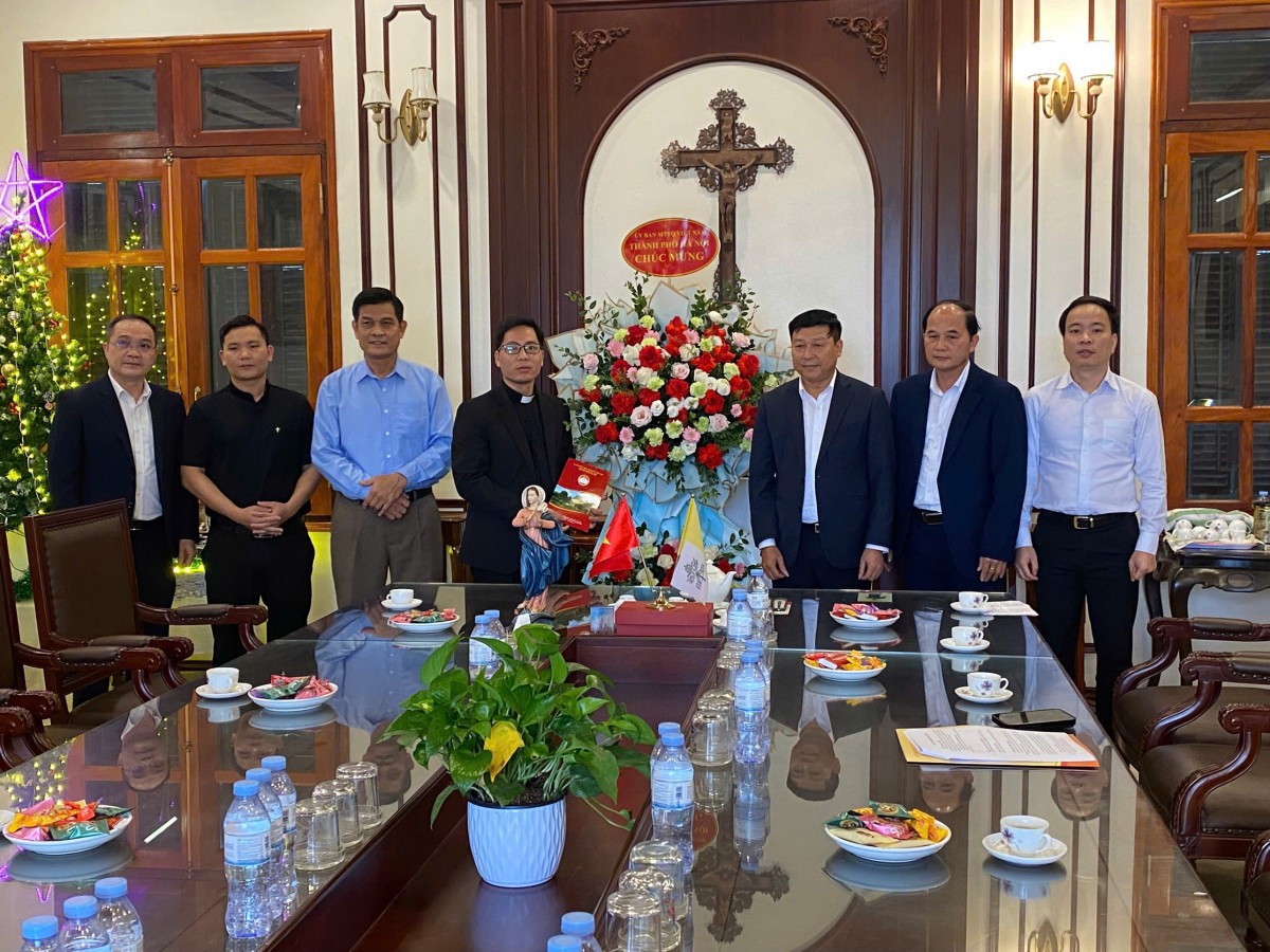 Chủ tịch Ủy ban MTTQ Việt Nam thành phố Hà Nội Bùi Huyền Mai chúc mừng Giáng sinh Giáo xứ Bằng Sở