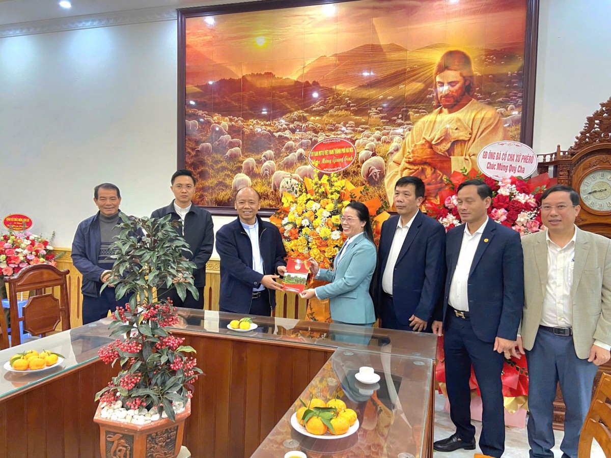 Chủ tịch Ủy ban MTTQ Việt Nam thành phố Hà Nội Bùi Huyền Mai chúc mừng Giáng sinh Giáo xứ Bằng Sở