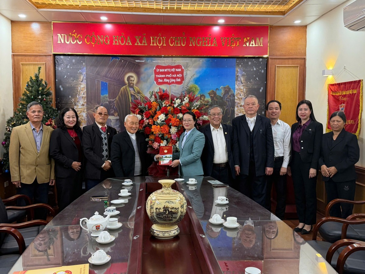 Chủ tịch Ủy ban MTTQ Việt Nam thành phố Hà Nội Bùi Huyền Mai chúc mừng Giáng sinh Giáo xứ Bằng Sở