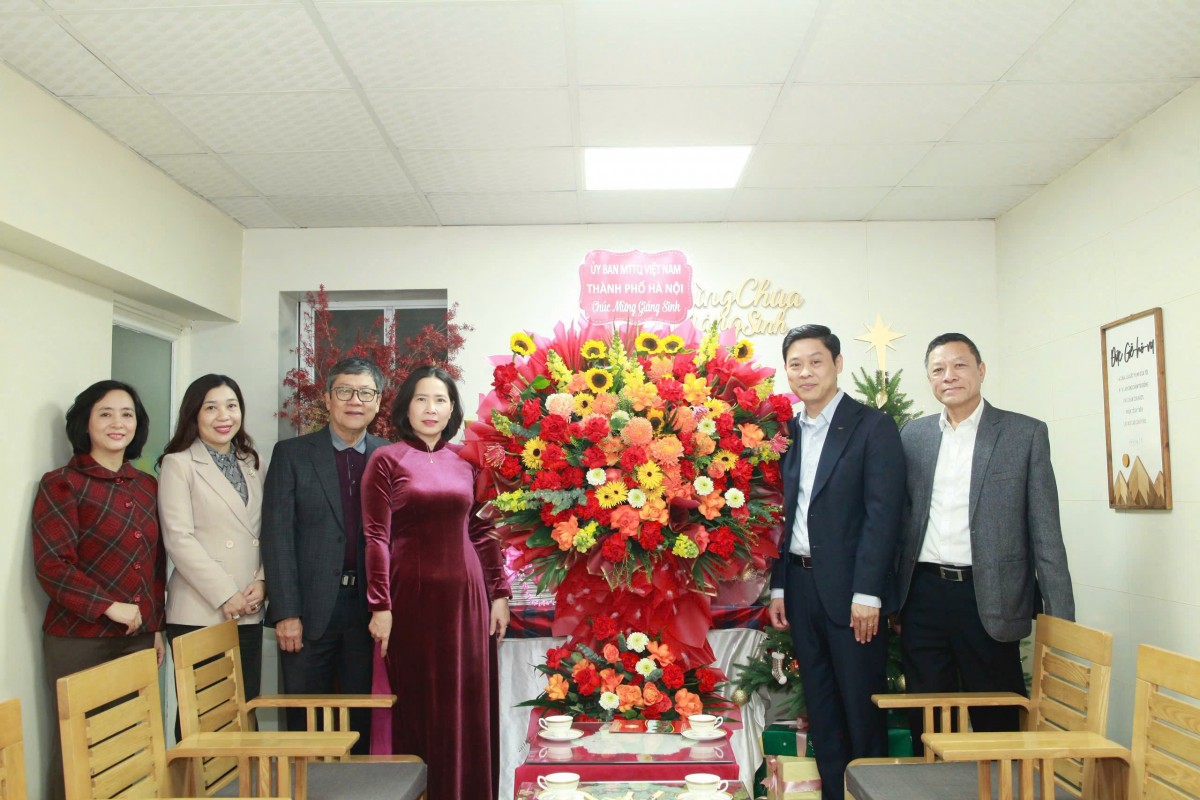 Chủ tịch Ủy ban MTTQ Việt Nam thành phố Hà Nội Bùi Huyền Mai chúc mừng Giáng sinh Giáo xứ Bằng Sở