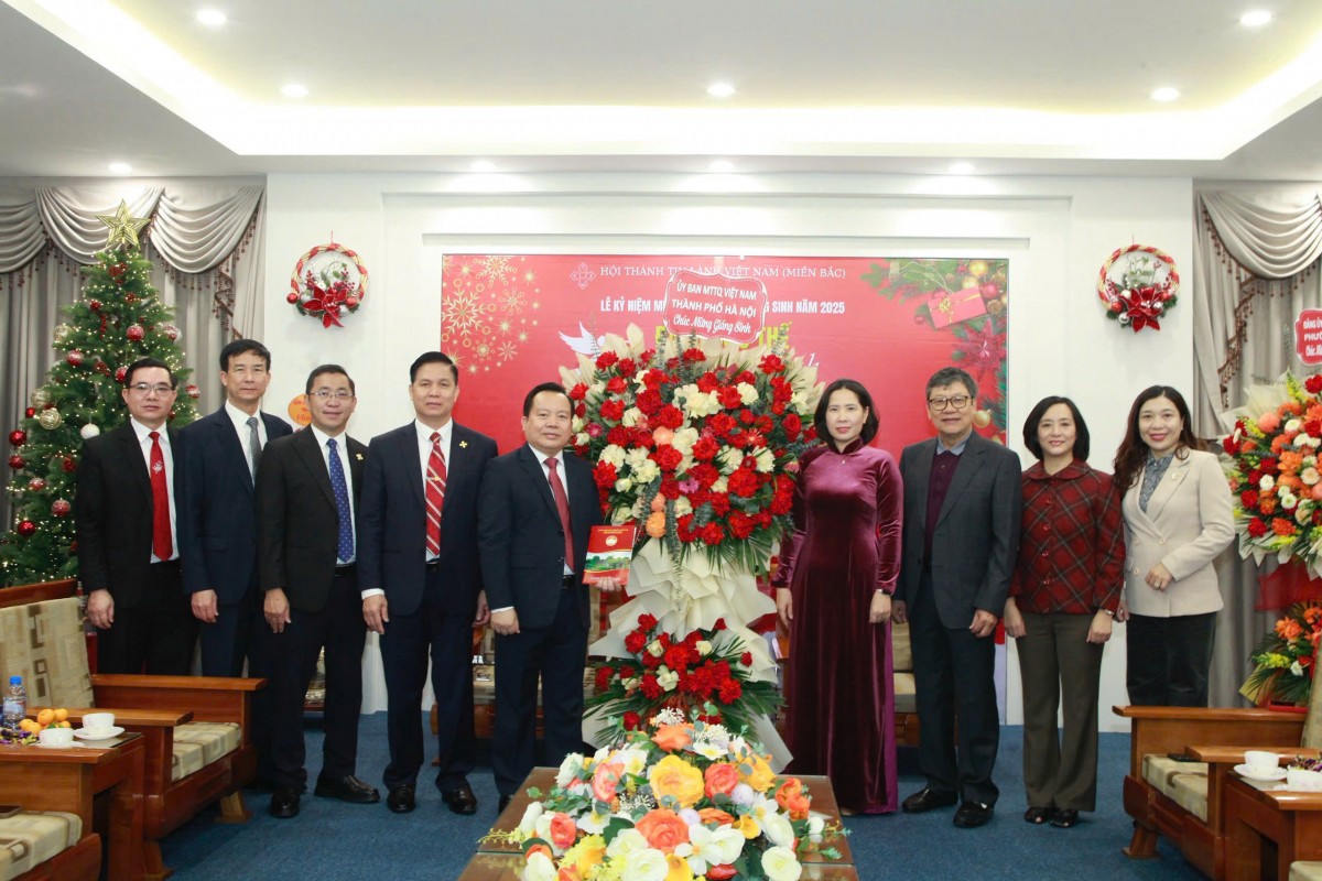 Chủ tịch Ủy ban MTTQ Việt Nam thành phố Hà Nội Bùi Huyền Mai chúc mừng Giáng sinh Giáo xứ Bằng Sở