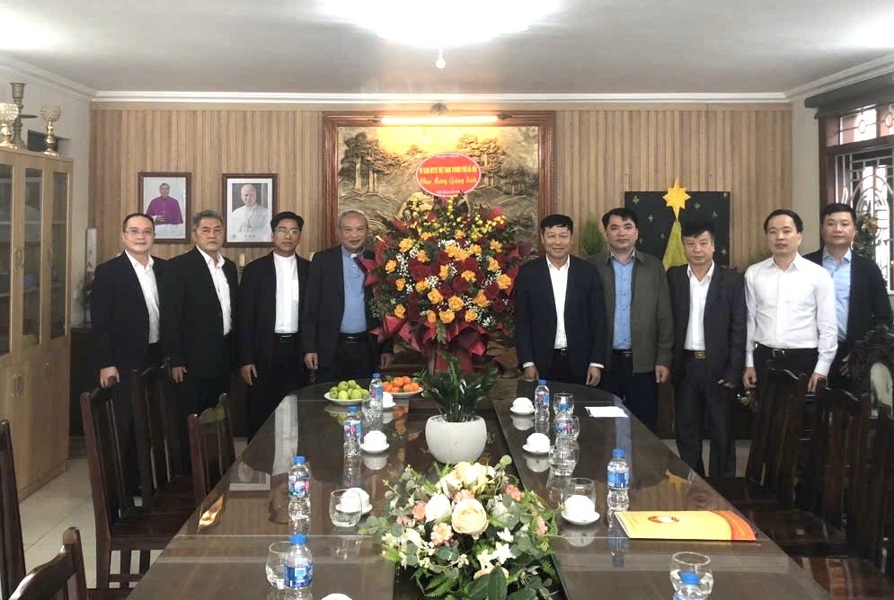 Chủ tịch Ủy ban MTTQ Việt Nam thành phố Hà Nội Bùi Huyền Mai chúc mừng Giáng sinh Giáo xứ Bằng Sở