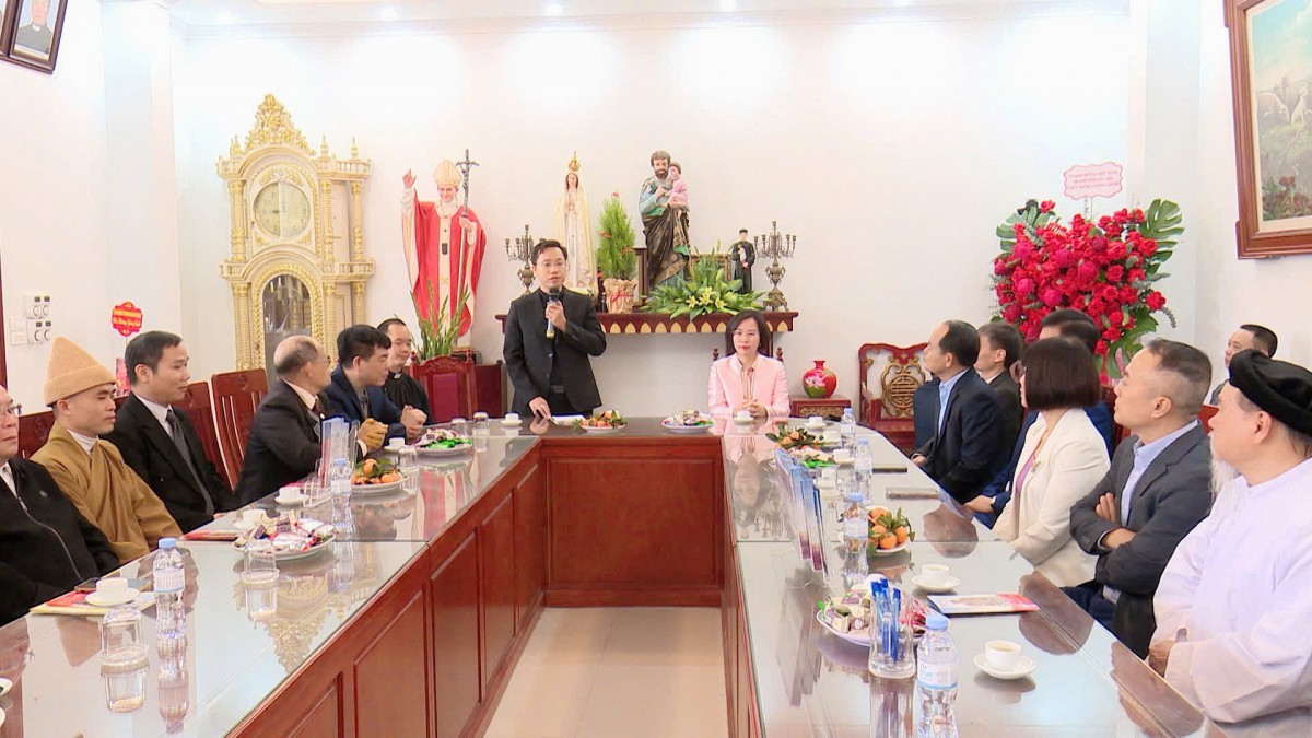 Chủ tịch Ủy ban MTTQ Việt Nam thành phố Hà Nội Bùi Huyền Mai chúc mừng Giáng sinh Giáo xứ Bằng Sở