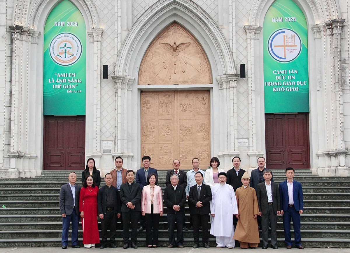 Chủ tịch Ủy ban MTTQ Việt Nam thành phố Hà Nội Bùi Huyền Mai chúc mừng Giáng sinh Giáo xứ Bằng Sở