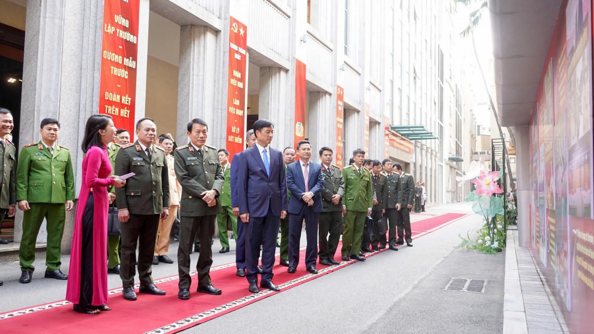 Bộ trưởng Bộ Công an và Bí thư Thành ủy Hà Nội trải nghiệm các mô hình chuyển đổi số của Công an Thủ đô Bộ trưởng Bộ Công an và Bí thư Thành ủy Hà Nội trải nghiệm các mô hình chuyển đổi số của Công an Thủ đô